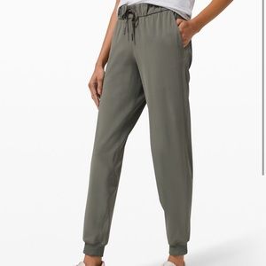 On the Fly Lululemon Joggers size 8 NWT